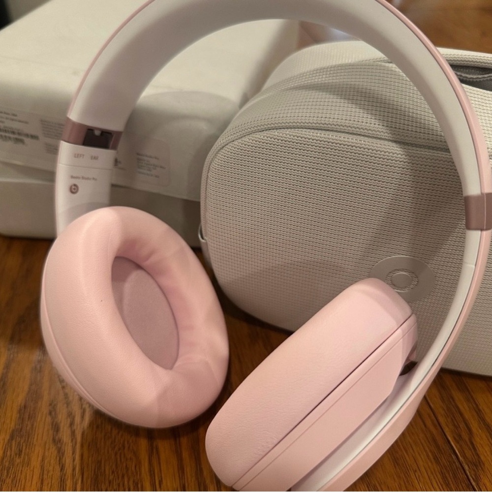 Beats by Dre
Beats Studio Pro
Bluetooth Wireless
Headphones - Matte Pink - Picture 2 of 13